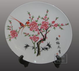 高白粉彩纪念盘 花卉礼品的艺术与价值解析